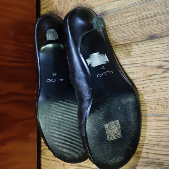 Black round toed kitten heel Aldo shoes - Picture 3 of 3